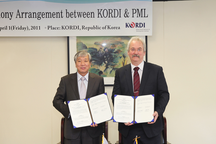 Inking ceremony for an agreement to found a KORDI-EU laboratory with the Plymouth Marine Laboratory (PML) of the UK