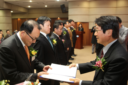 [Annual Award for City-Fishing Village Exchange] Cho, Yeong-man, director of Management Planning Division is being presented  with the Minister Award for Food, Agriculture, Forestry and Fisheries.