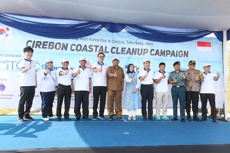 개소 1주년 기념식 부대행사인 치르본 연안청소 캠페인(좌) 및 해양쓰레기 청소 모습(우)