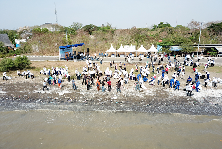 개소 1주년 기념식 부대행사인 치르본 연안청소 캠페인(좌) 및 해양쓰레기 청소 모습(우)