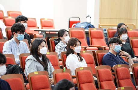 사진 1. 행정동 대강당에 모인 현장실습 참가 학생들